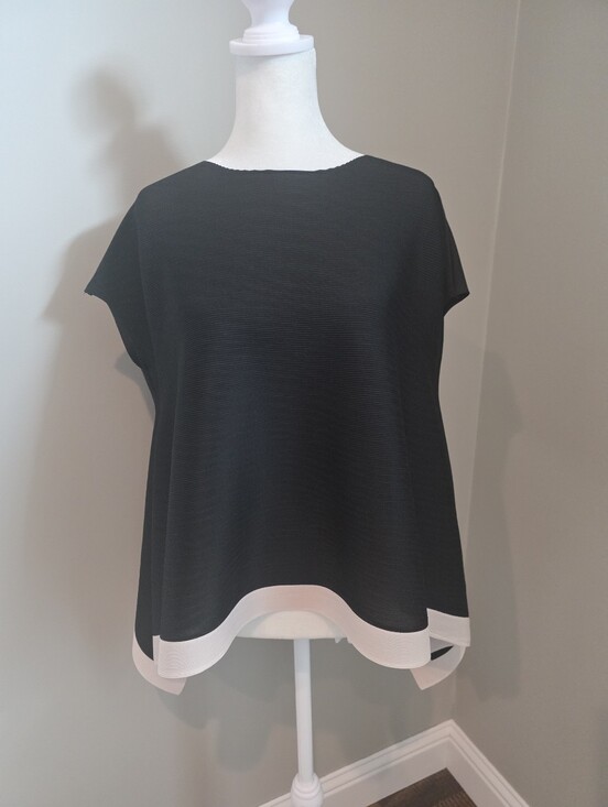 No Brand Tops - Brand New Miyake-inspired Pleated Black Top With Contrasting Cream Hem, M/L
